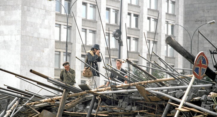 Barricada a la entrada del Soviet Supremo de la Federación Rusa, sede del Gobierno presidido por Boris Yeltsin.