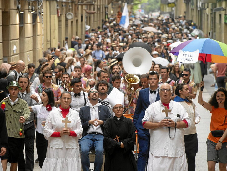 Ordezkaritza zabala agertu zen Irrikitaldira, ohi bezala: Eneko Goia, Jose Ignacio Munilla, Loiolako militarra...