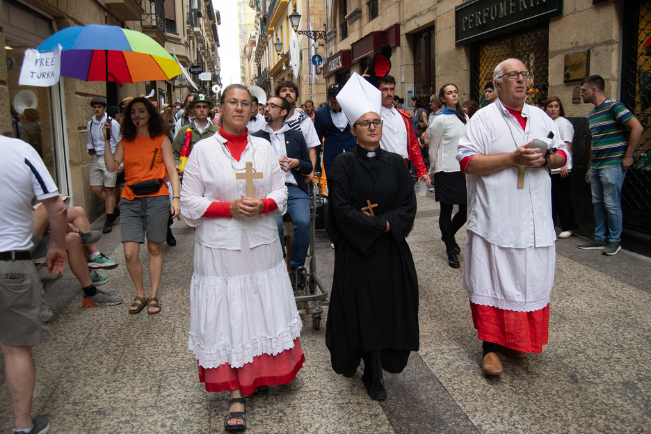 Munilla apezpiku erbersteratua, bere bizkartzain elizkoiez lagunduta. Munilla apezpiku erbersteratua, bere bizkartzain elizkoiez lagunduta.