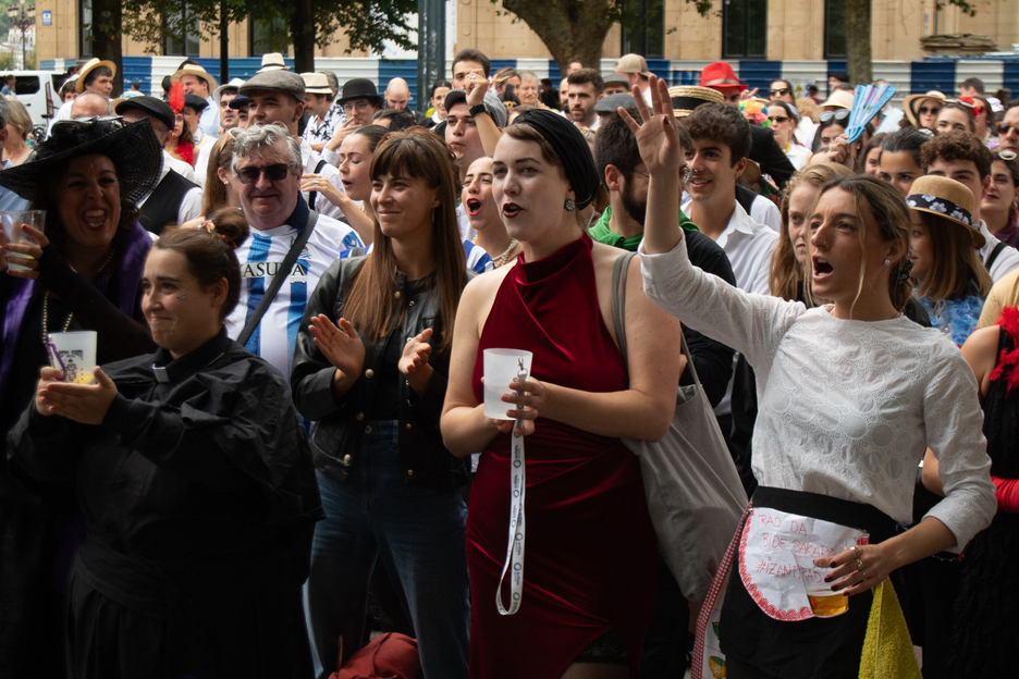‘Piratarik gabe, askoz hobe!’ eta gisakoak oihukatu dituzte, ironiaz, Irrikitaldian. ‘Piratarik gabe, askoz hobe!’ eta gisakoak oihukatu dituzte, ironiaz, Irrikitaldian.