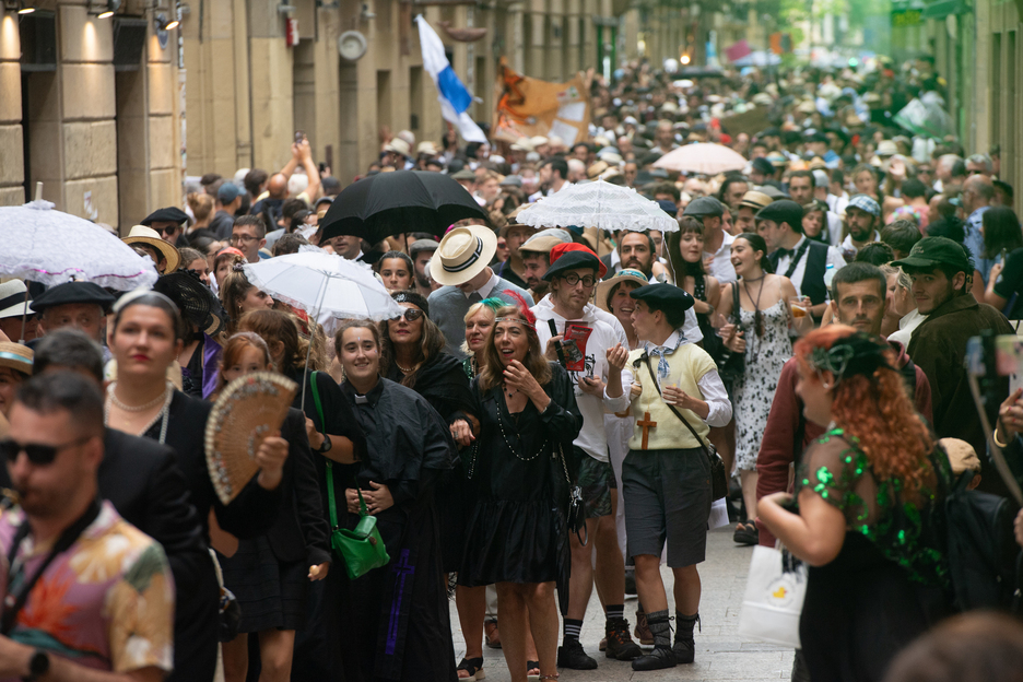 Donostiako Alde Zaharra dotorezia beltzez jantzi du Irrikitaldiak. Donostiako Alde Zaharra dotorezia beltzez jantzi du Irrikitaldiak.