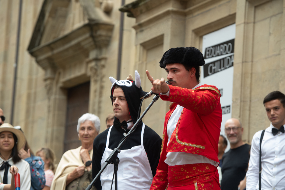 Toreroa eta zezena, haien lanbidea eta hilbidea –hurrenez hurren– defendatuz. Toreroa eta zezena, haien lanbidea eta hilbidea –hurrenez hurren– defendatuz.