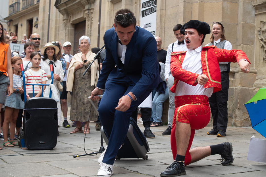 Toreroa, turista bat toreatzen. Toreroa, turista bat toreatzen.