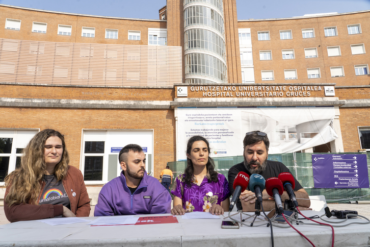 El sindicato ESK, junto a los colectivos Lumagorri HAT, Anitzak y Loratuz Lotu, han comparecido frente al Hospital de Cruces.