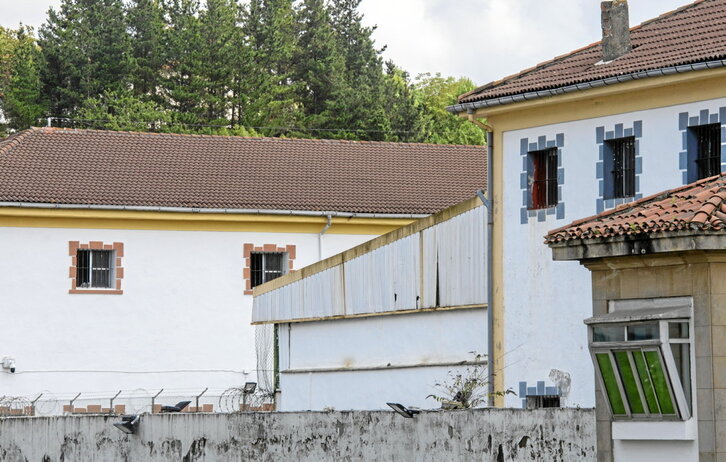 La mujer tuvo que pedir ayuda en la anexa cárcel de Martutene.