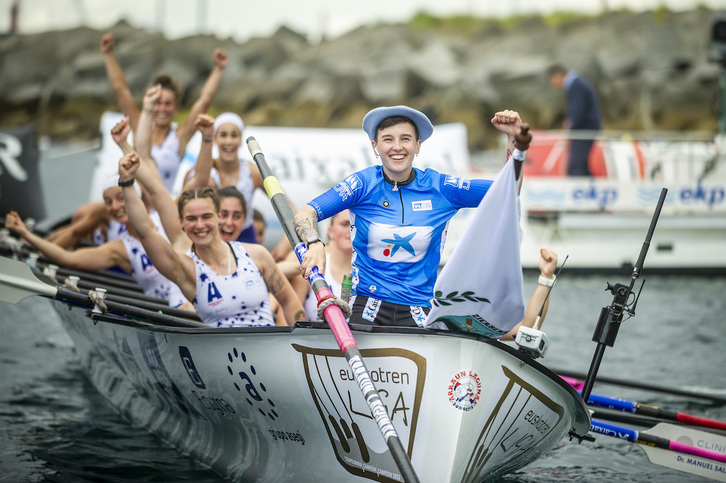 Arraun Lagunak-eko eskifaia, denboraldiko garaipen bat ospatzen.