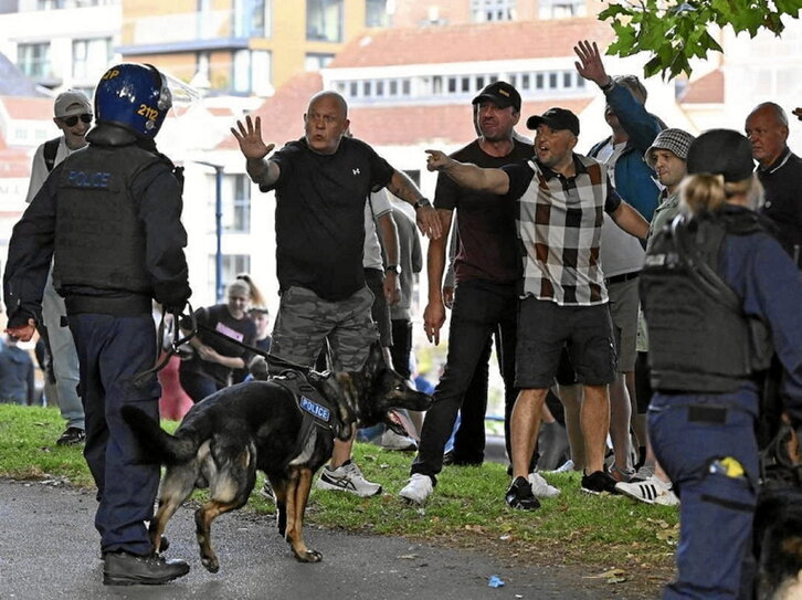 Manifestantes se encaran con agentes en Bristol.