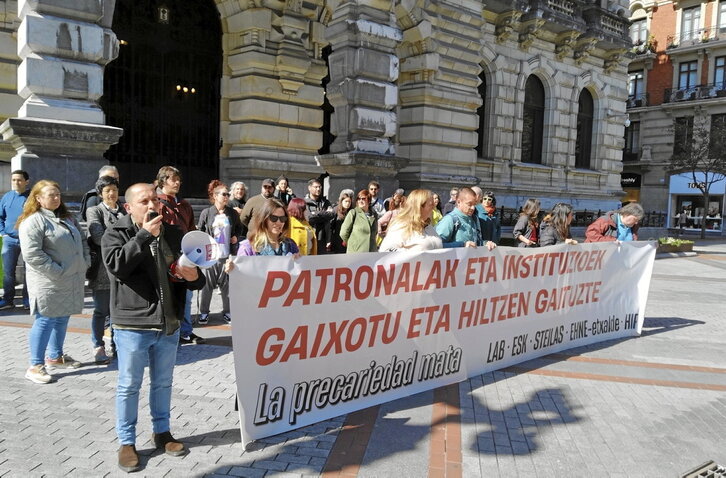 Concentración ante Diputación de Bizkaia el mayo pasado, para denunciar la proliferación de accidentes en el sector forestal.