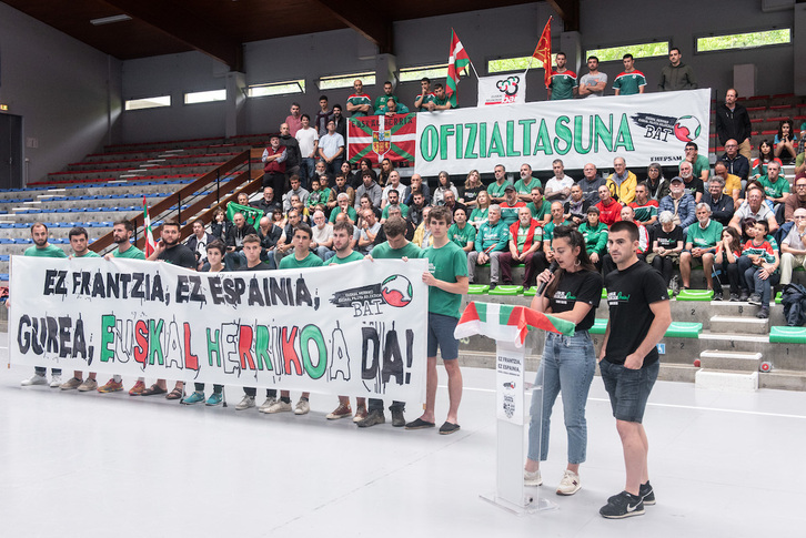 Frantzia eta Espainiako selekzioekin jokatzeari uko egin zien pilotariak, Hendaiako pilotalekuan.