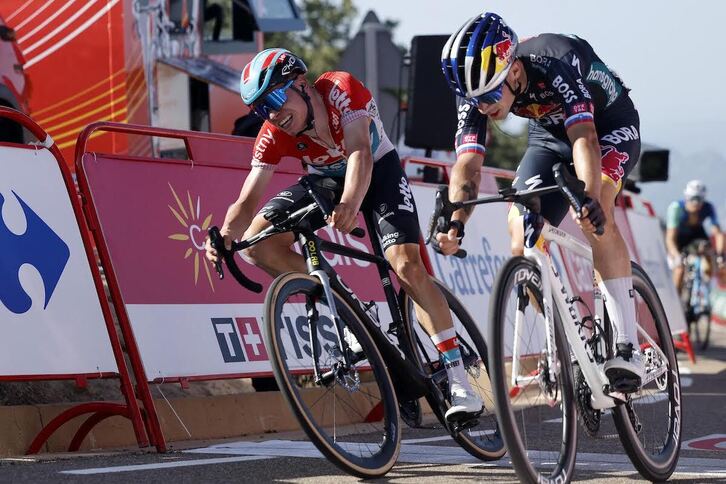 Roglic adelanta a Van Eetvelt en la misma línea de meta.