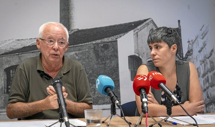 Joseba Azkarraga y Nahikari Iturbe, portavoces de Sare.