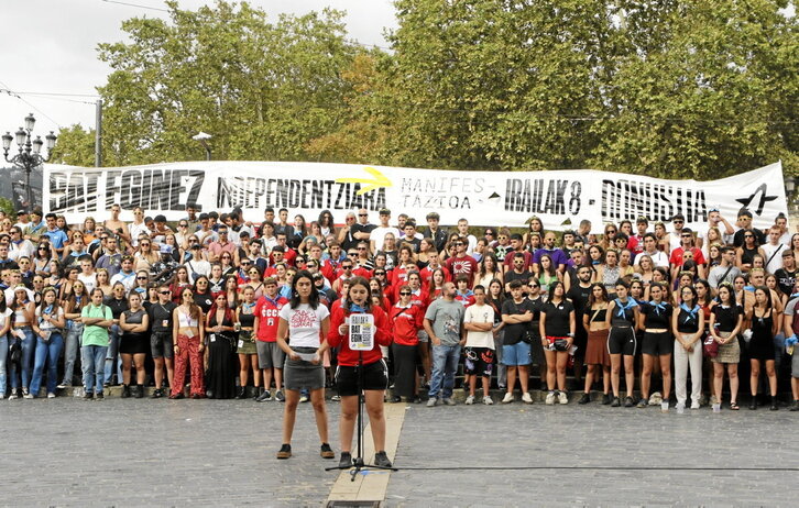 Ehunka lagun elkartu ziren atzo, Arriagan, Ernaik antolatutako mobilizazioan parte hartzera deitzeko.