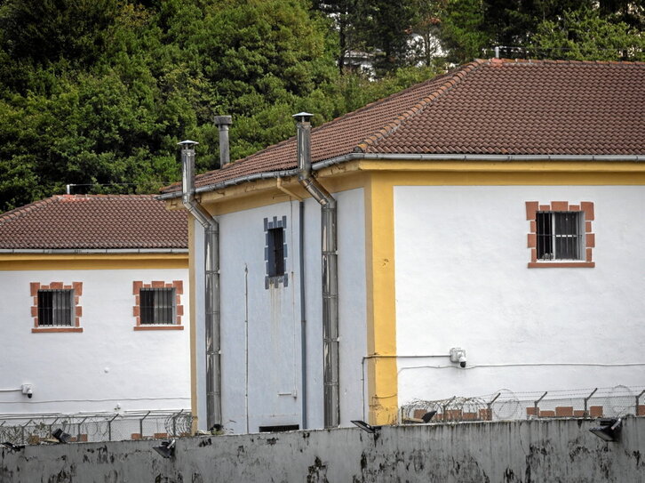 La mujer tuvo que pedir ayuda en la anexa cárcel de Martutene.