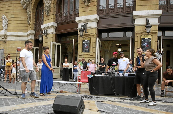 Arriaga antzokiaren aurrean aritu ziren inprobisatzen.