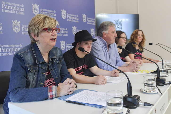 María Jesús Leoz, en una comparecencia junto a Motxila 21 en el Ayuntamiento de Iruñea.