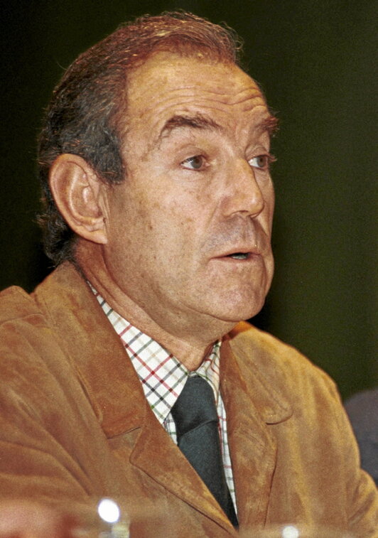 Carlos Garaikoetxea EAko hautetsien bilkura batean Zarautzen. Odoko orrian, Greenpeaceko itsasontzia.