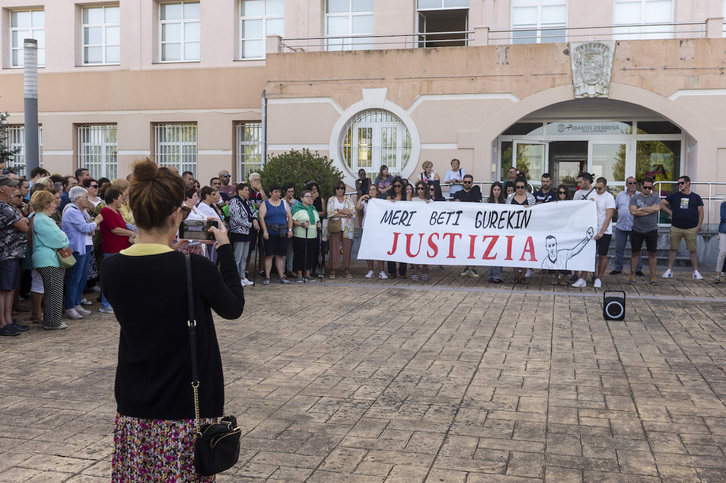 Concentración en recuerdo de Aitor Merino Urbano en Abanto, este miércoles en Abanto.