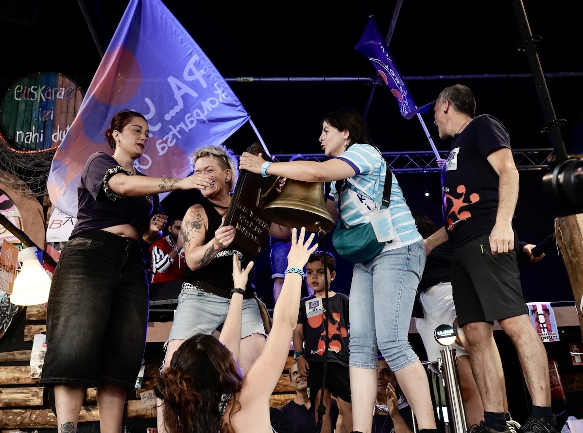 Comparseros de Pa... Ya! recogen la Campana que los acredita como mejor txosna. (Marisol RAMIREZ | FOKU)