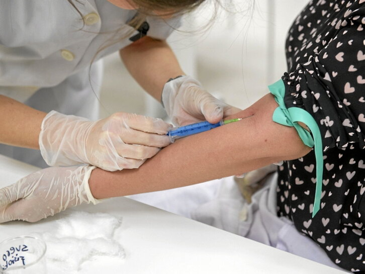 Erizain bat, odola ateratzen, artxiboko irudian.