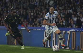Mikel Merino conduce el balón en un partido de Liga contra el Cádiz.