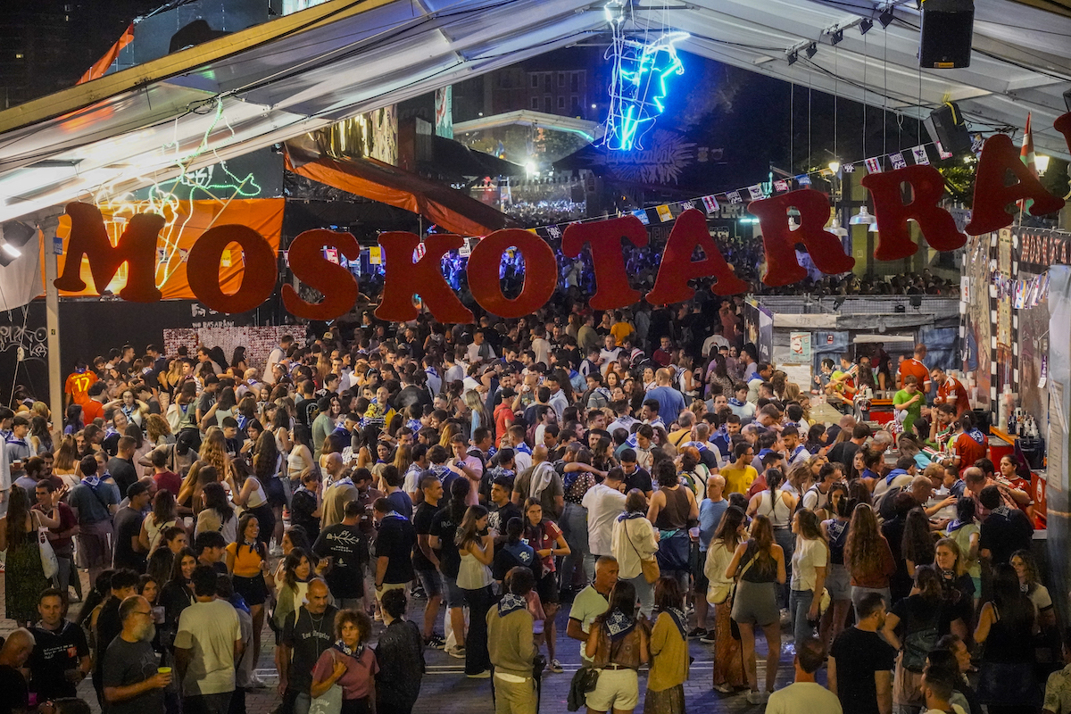 Txosna de Moskotarrak junto al puente del Arenal. (Marisol Ramírez/Foku)