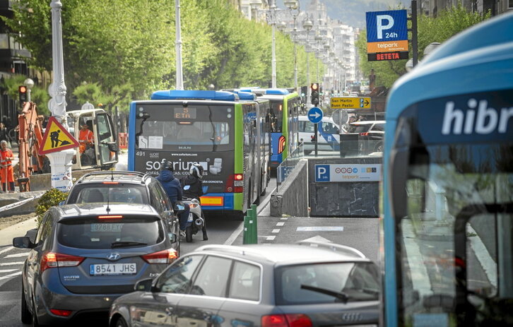 Llenar el depósito cuesta 7-8 euros menos que el año pasado por estas fechas.