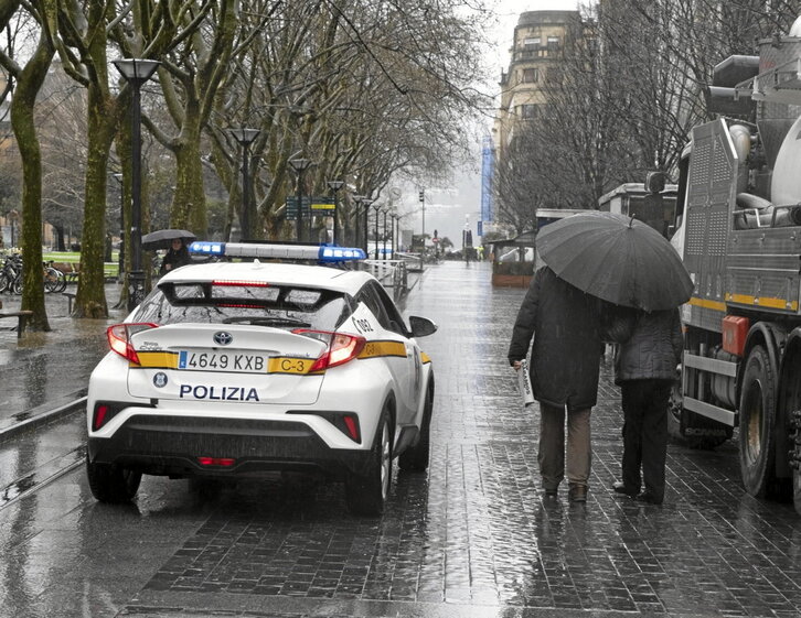 Un vehículo de la Policía Municipal de Donostia circula por la zona peatonal del Boulevard.