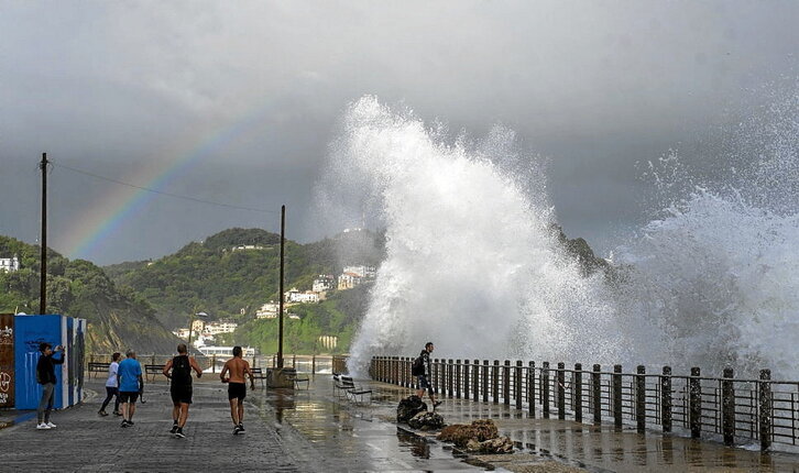 Ekaitza Donostiako itsasertzean.