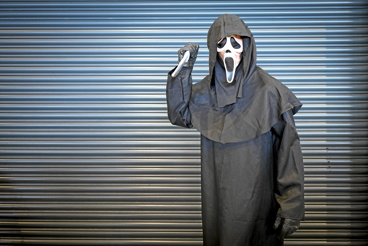 Estas imágenes pertenecen al primer día de la Comic Con Yorkshire, ubicada en el Yorkshire Events Centre, que se ha celebrado este verano durante dos días. Junto a estas líneas, una persona disfrazada de Ghostface, el asesino de la saga “Scream”.