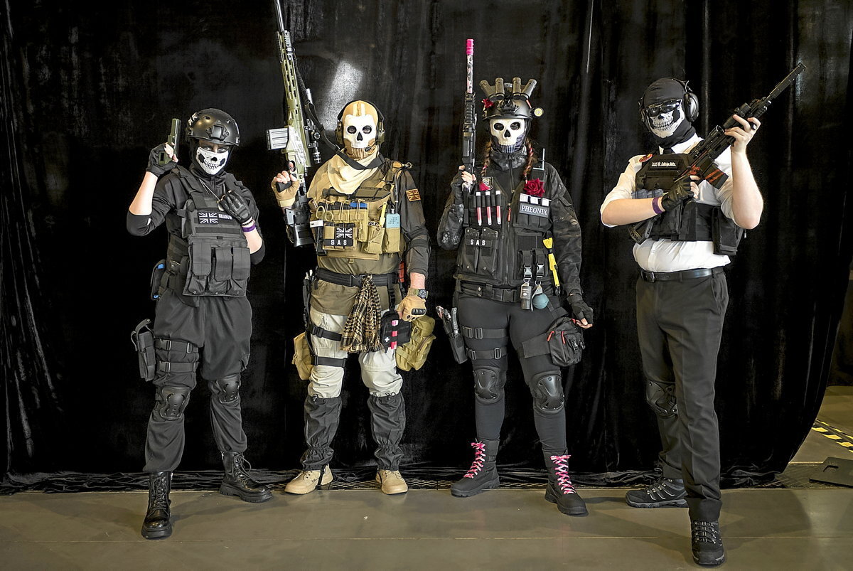 Posado de amigos vestidos con disfraces de cosplay.