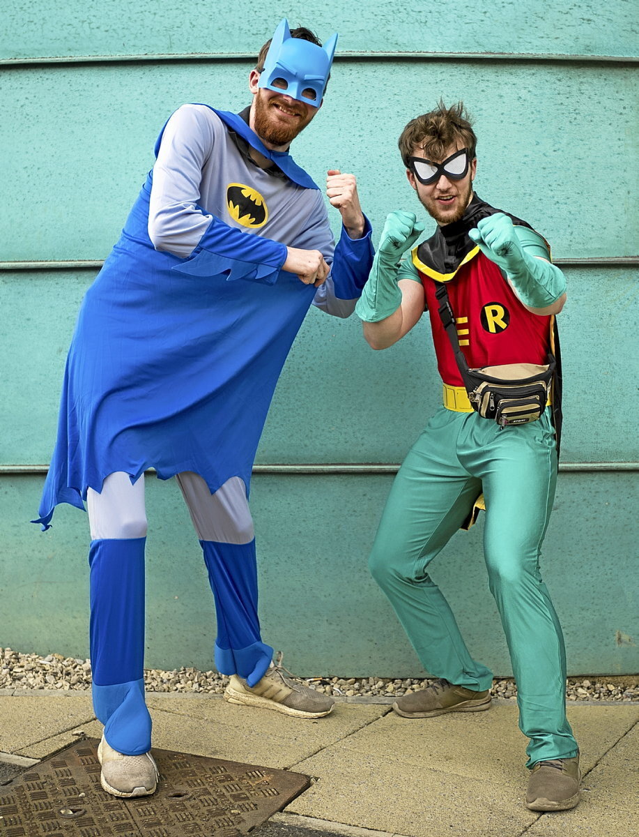 Un clásico, los superhéroes Batman y Robin, listos para la pelea.