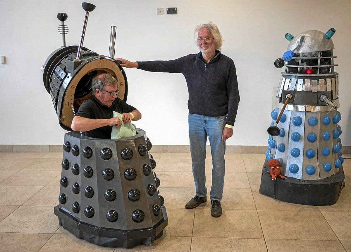 Preparados para reparar a Dalek, de la serie británica de ciencia ficción “Doctor Who”.