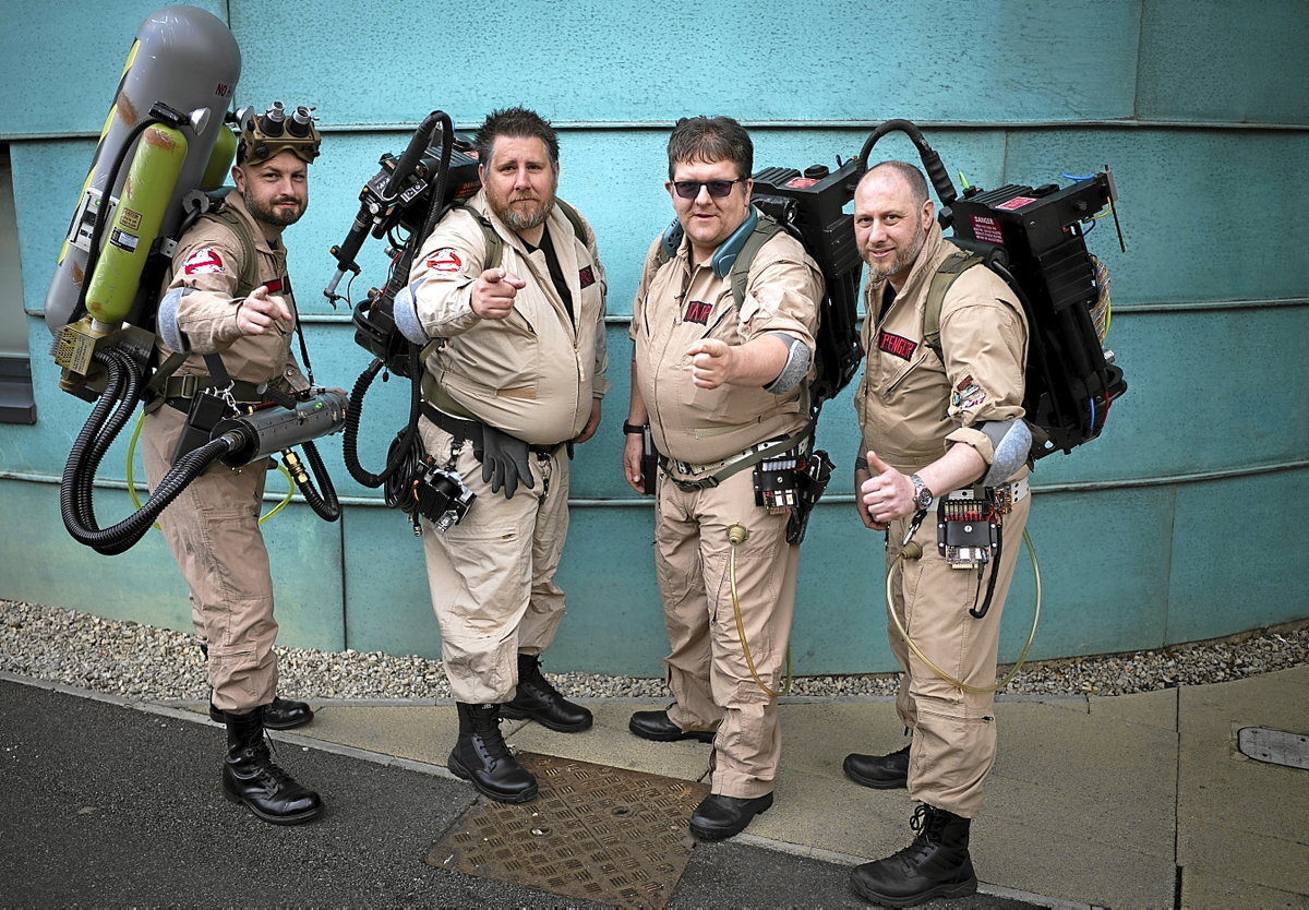 En la fotografía se puede ver a los “Ghostbusters”, aquí conocidos como los Cazafantasmas. Casi todos sonriendo a la cámara.