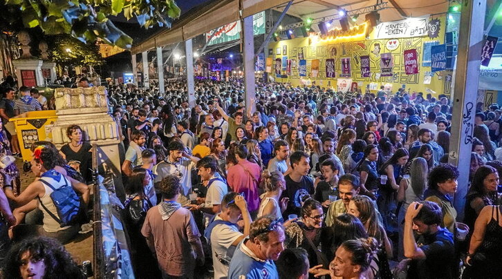 Ambiente nocturno en las txosnas de Kaialde, en el muelle del Arenal.