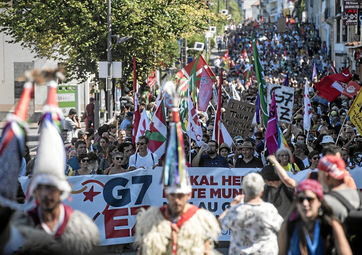 Manifestación contra la cumbre del G7 en Biarritz convocada por la plataforma G7 Ez! en las calles de Hendaia.