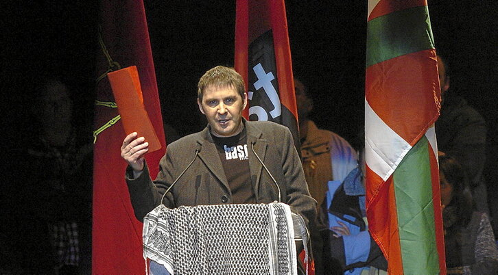 Arnaldo Otegi, 2004ko azaroan Anoeta belodromoan egindako «Orain herria. Orain bakea» ekitaldian.