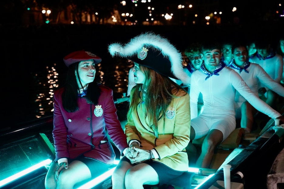 La pregonera Itziar Ituño y la txupinera Nagore Ugarte en la Ría. La pregonera Itziar Ituño y la txupinera Nagore Ugarte en la Ría.