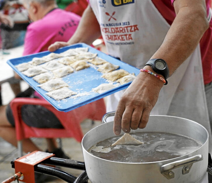 Askotariko platerak aurkeztu dituzte parte hartzaileek.