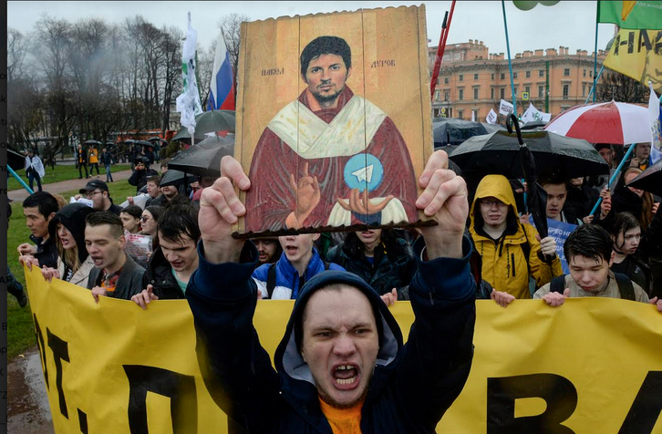 Icono con la imagen de Durov, en las protestas de 2018 por el veto en Rusia a Telegram. 