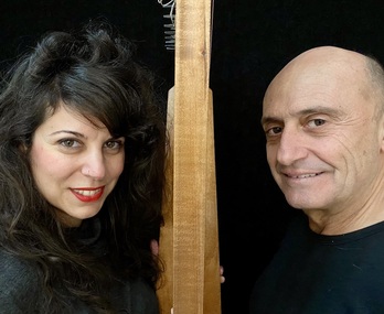 Pepe Viyuela, junto a la arpista Sara Águeda.