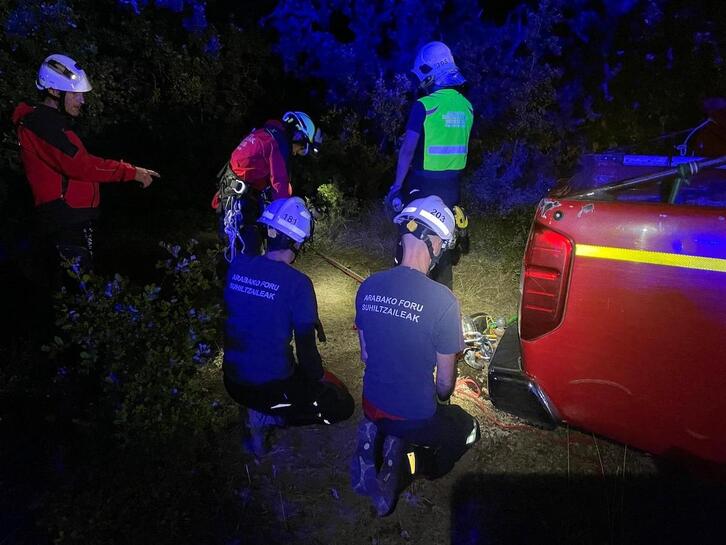 Intervención de los bomberos para rescatar a tres jóvenes tras caer a un barranco en la zona de Korres, en Arraia-Maeztu.
