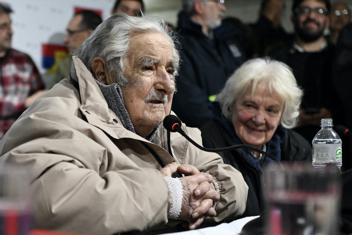 Mujica junto a Lucía Topolansky, en la rueda de prensa que ofreció el 27 de agosto tras salir del hospital.
