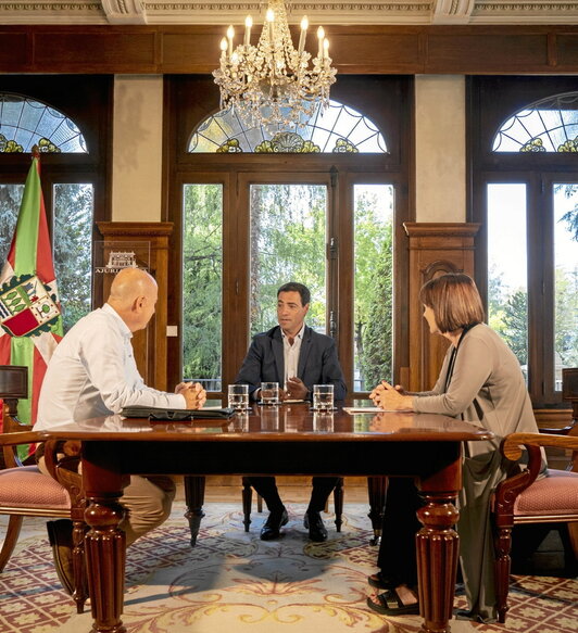Raúl Arza y Arantza Agote atienden las explicaciones de Imanol Pradales.