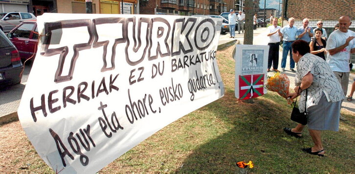 Senitarteko eta lagunek 2004an egindako oroimen ekitaldia. Ondoko argazkian, ertzain bat tiroketa gertatu zen lekuan jarritako oroigarriaren ondoan.