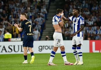 Becker trata de consolar a un enfadado Oyarzabal, que se retira a vestuarios tras ver la roja.