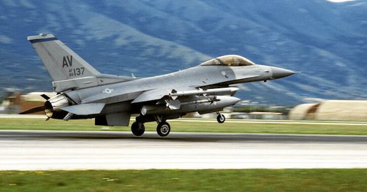 Un F-16 estadounidense regresa a la base aérea italiana de Aviano de una de las misiones de ataque.