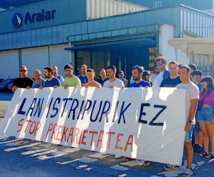 Langileek elkarretaratzea egin zuten Aralar enpresaren aurrean, istripua gertatu ondoren.
