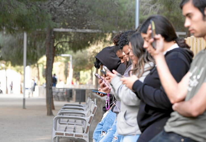Gazteek egunero ia hiru ordu pasatzen dituzte sare sozialetan.