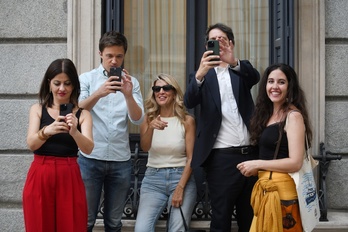 Yolanda Díaz, junto a la ministra Sira Rego, el ministro Ernest Urtasun e Iñigo Errejón, en una imagen distendida junto al Congreso este verano.