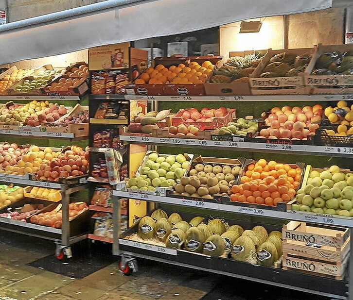 Un expositor de fruta en un comercio de Donostia.